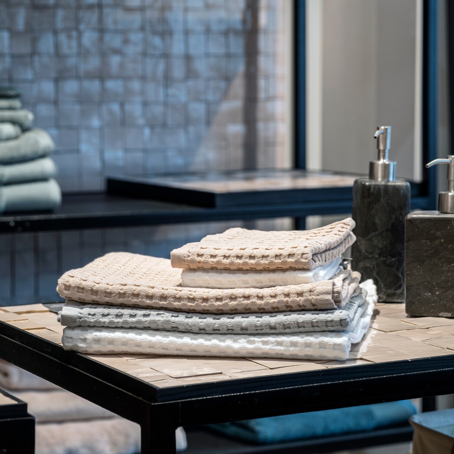 グレーとオレンジLE BON MARCHÉ RIVE GAUCHE 紙袋 Le cabas et la pochette Le Bon Marché s'habillent de toile de jute